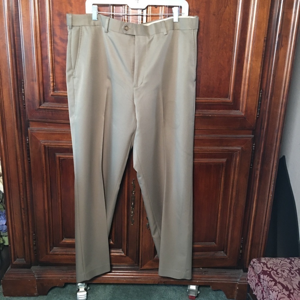Croft & Barrow Mens 38x30 Tan Classic fit Slacks pants.